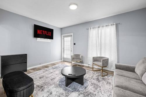 Downtown Niagara Falls House | Cozy Home Mins to Niagara Falls and Hospital