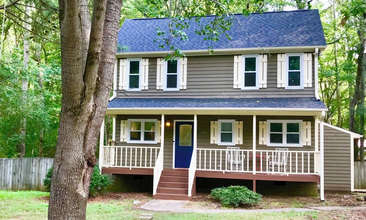 Durham House | Cozy home minutes from Duke University, Hospitals, Eno River and Downtown.