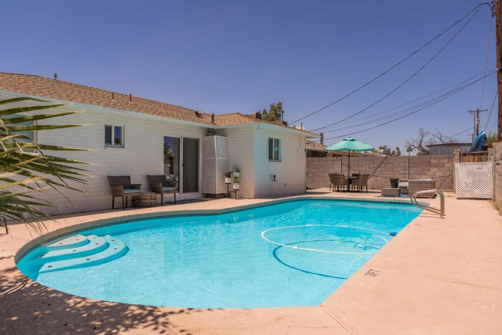 Mesa House | Cozy home near downtown Mesa Pool BBQ