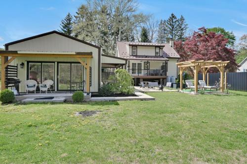 Cumbola Apartment | Cozy Home Retreat by the River