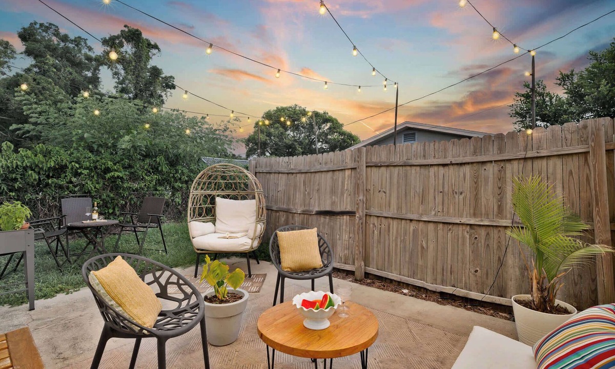 College Park House | Cozy home w/full kitchen & work space