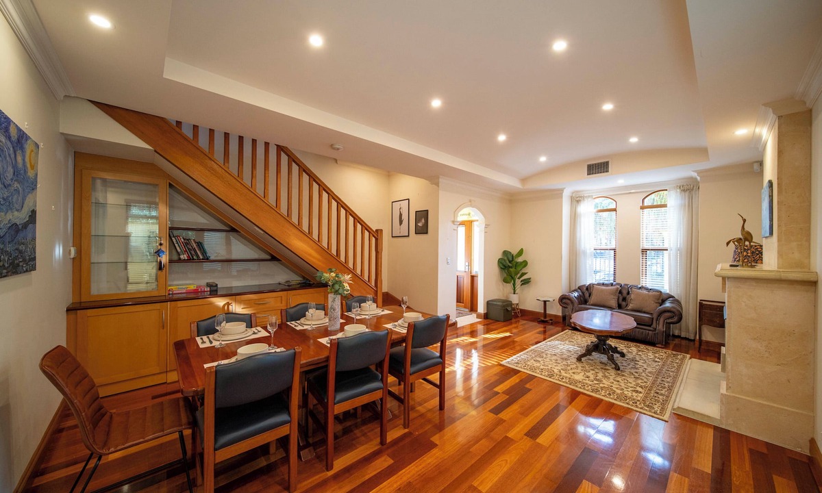 Glenelg Villa | Cozy Home with fireplace 5mins to beach