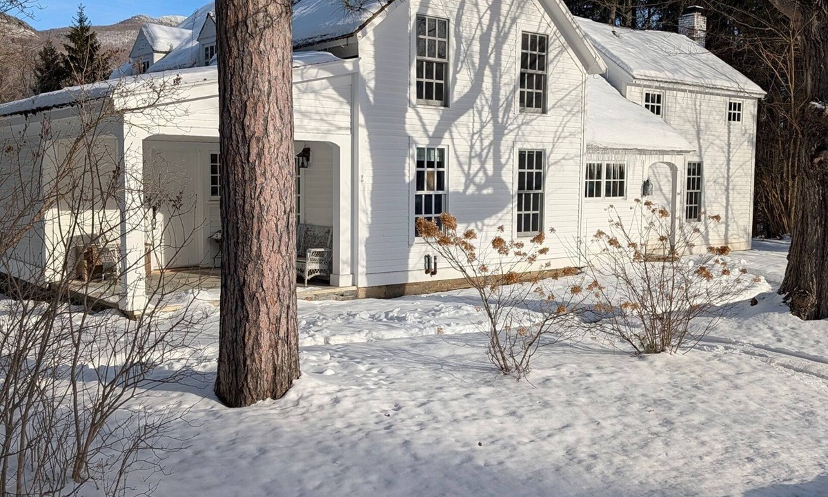 Dorset House | cozy home with mountain views.
