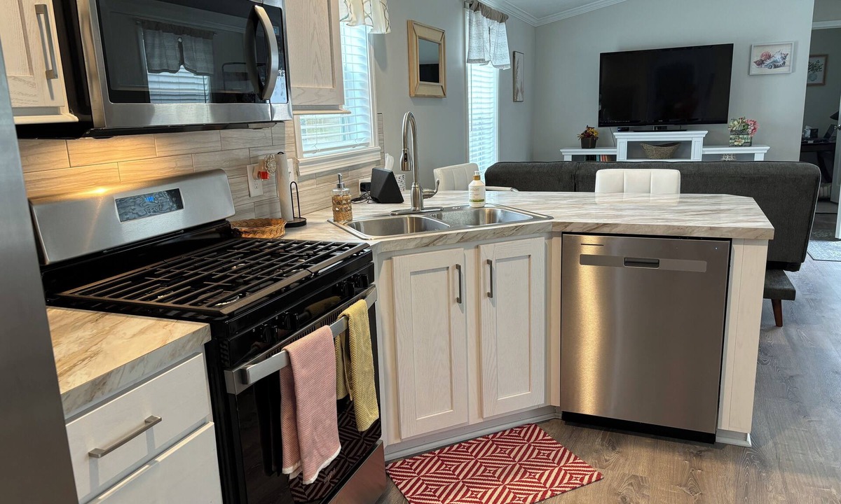 Arundel House | Cozy home with open floor plan near Kennebunk and Maine coast.