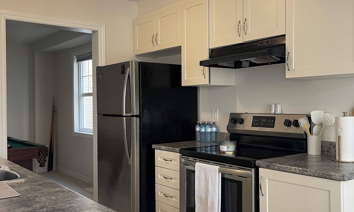 Ottawa Division House | Cozy home with pool table in ottawa