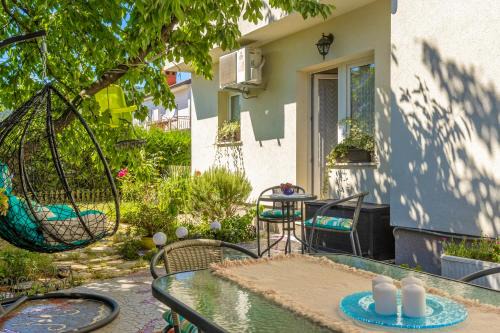 Sarsoni Apartment | Cozy Home with Private Garden - Happy Rentals