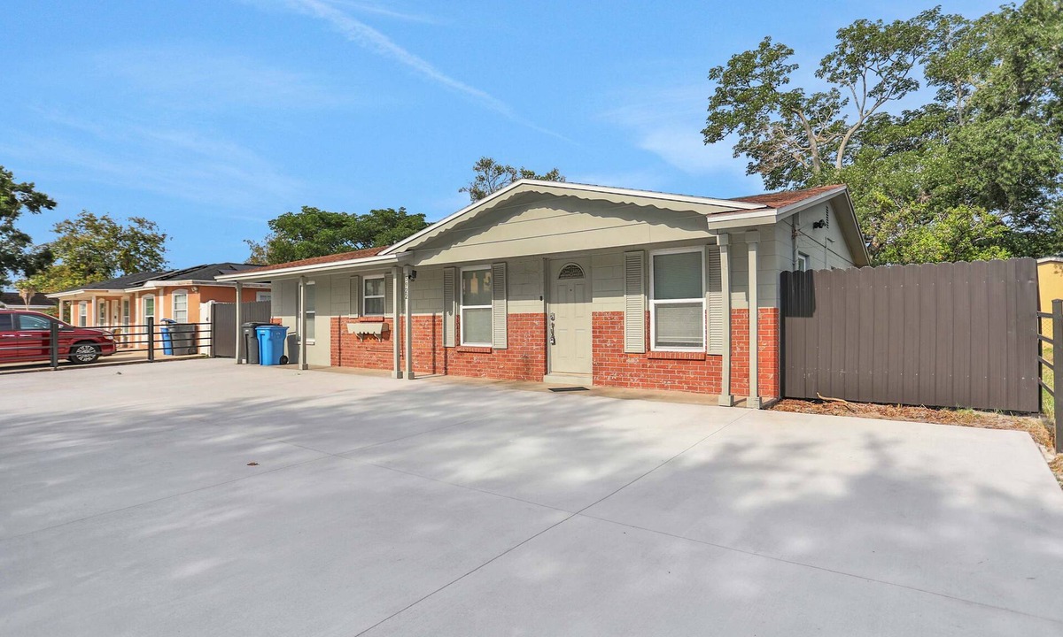 Tampa House | Cozy home with screened lanai foosball and fenced yard