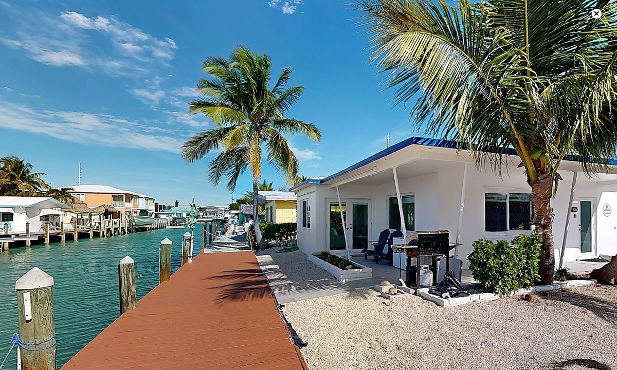 Little Venice House | Cozy home with water access, full kitchen, internet, AC