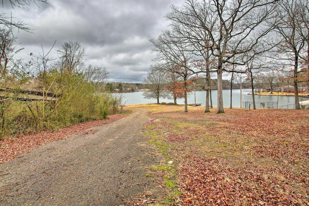 Piney Apartment | Cozy Hot Springs Studio with Boat Ramp Access!