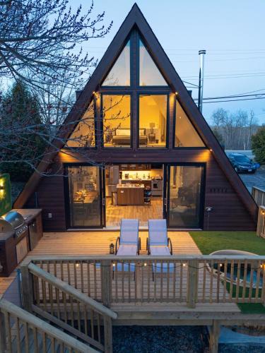 MacTier House | Cozy, Hot Tub, Sauna, Heated Floors, EV, Nespresso