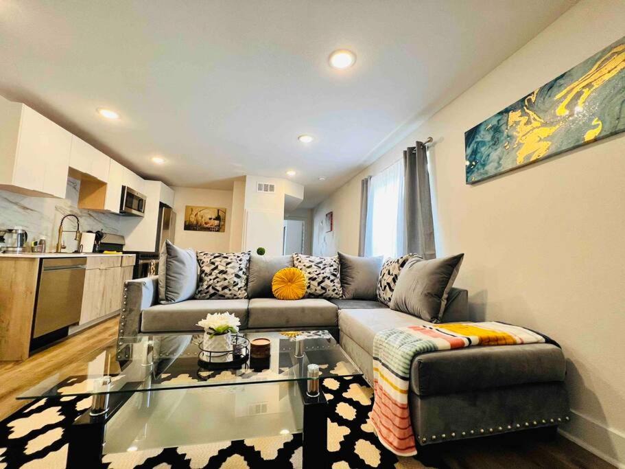 Old East Dallas Apartment | Cozy Hotel Setup & Free Parking