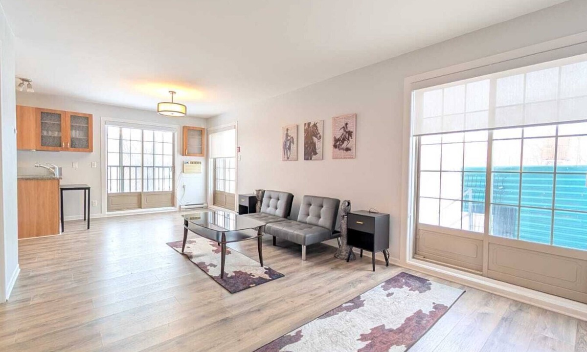 Varennes Hotel | Cozy Hotel Suite – 3 Bedrooms, 3 Bathrooms, Full Kitchen & Bright Living Room