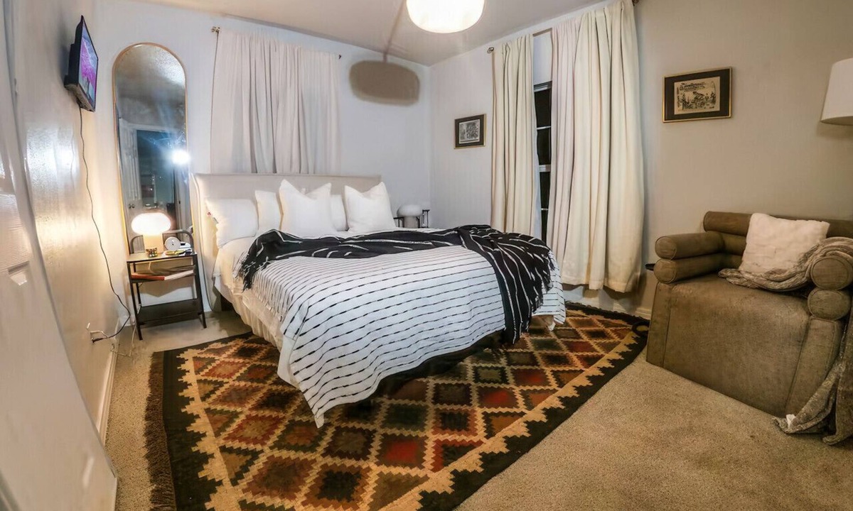 Handley House | Cozy House - 1 Bedroom with Shared Bathroom
