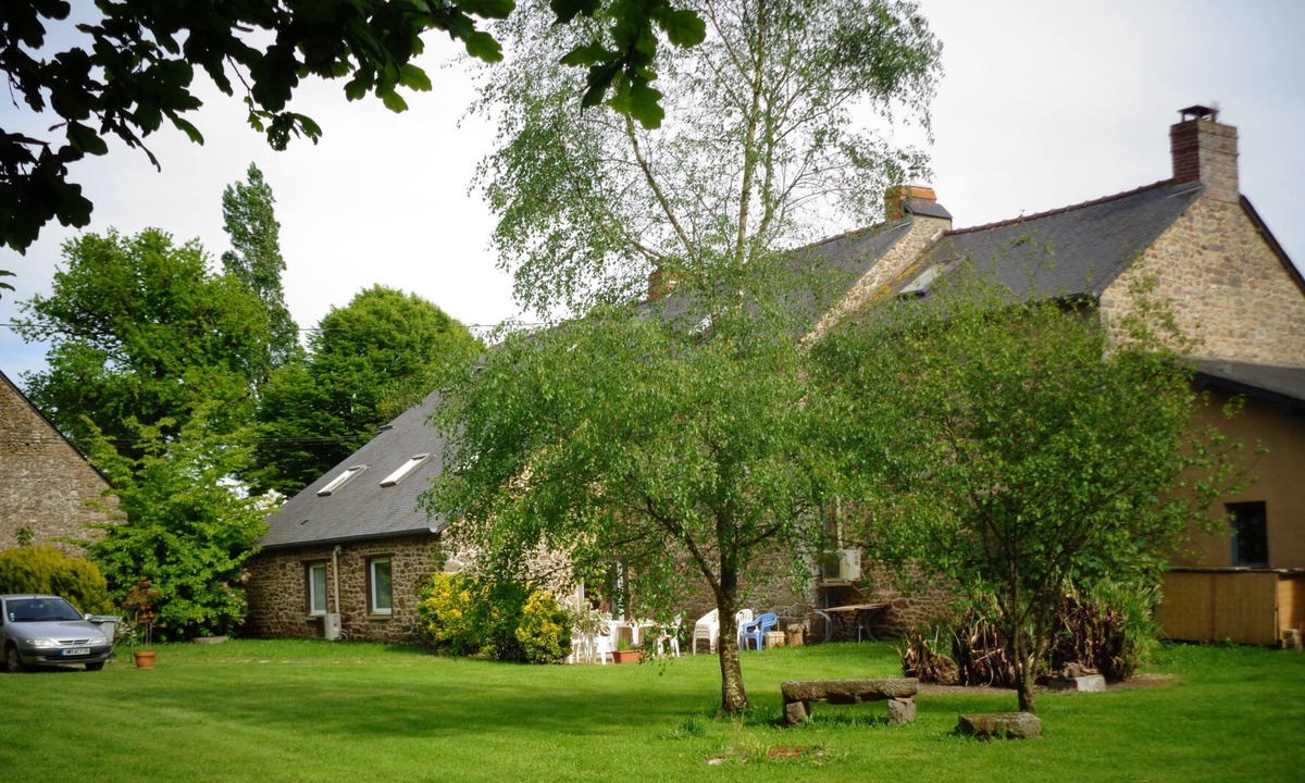 Combourg Cottage | Cozy house in large garden