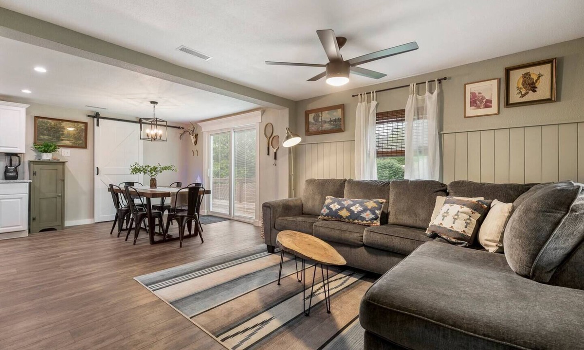 Rogers House | Cozy house near Beaver Lake & Hobbs State Park