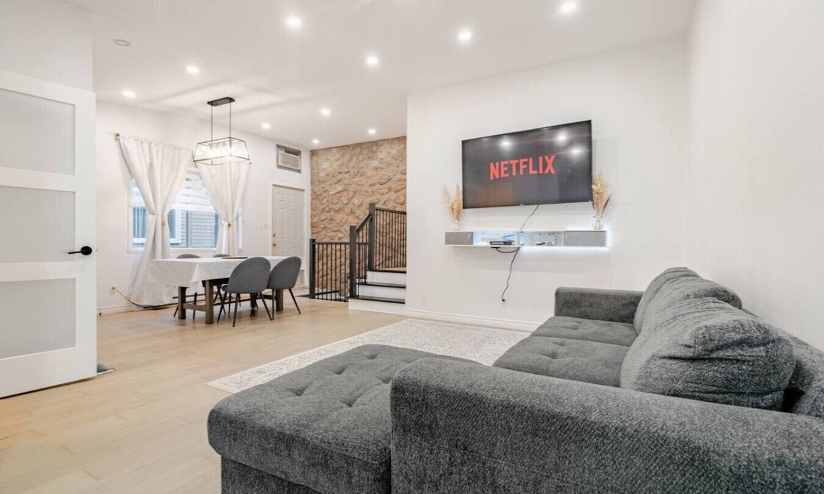 Laval House | Cozy House w/Free Parking in Central MTL