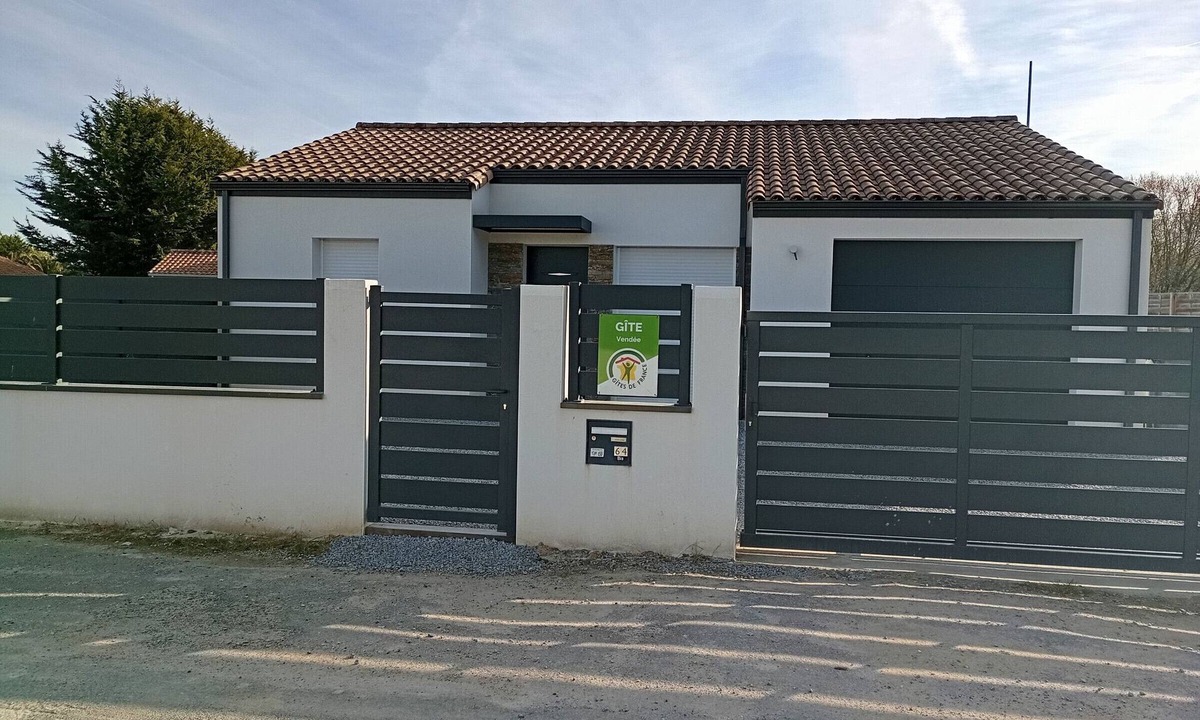 Saint-Reverend Cottage | "Cozy House with Garden, Bike Garage & Modern Amenities, 8km from Beach"