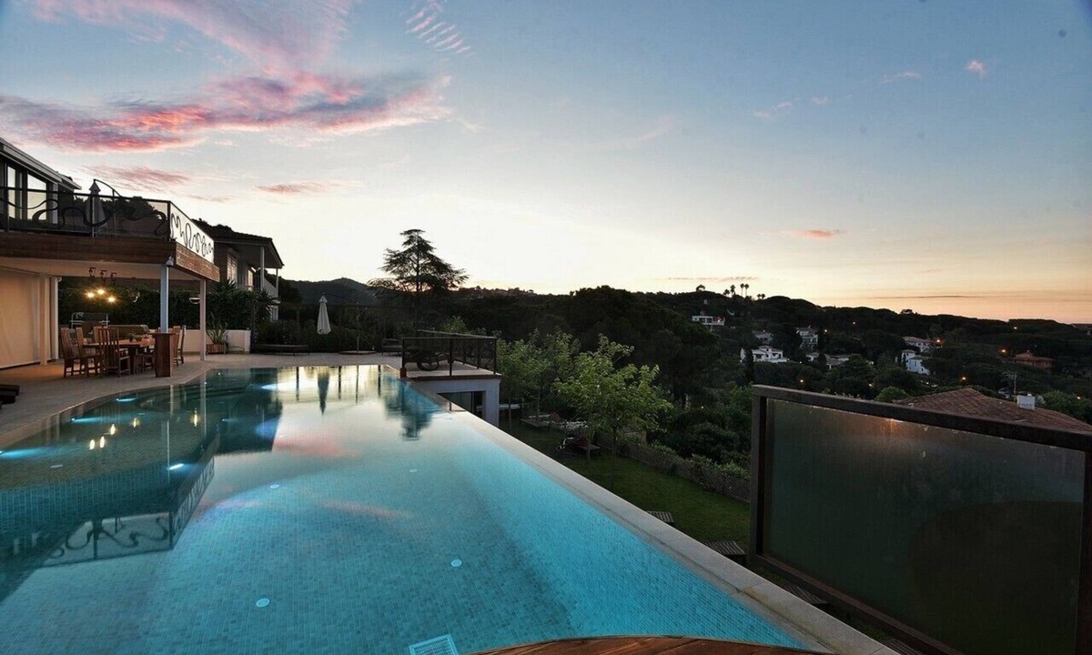 Lloret de Mar House | Cozy house with nice seaviews with 1000 m2 garden, climatize pool and cinema
