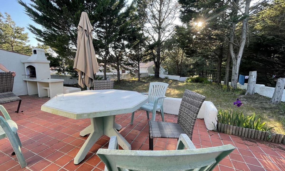 La Gueriniere House | Cozy House with Terrace, Near Beach & Shops - Sleeps 6