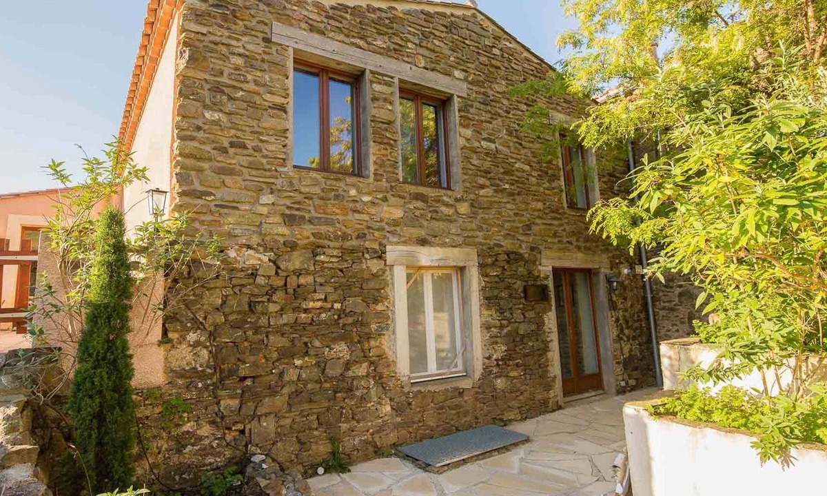 La Liviniere House | Cozy house with wood stove and a shared pool