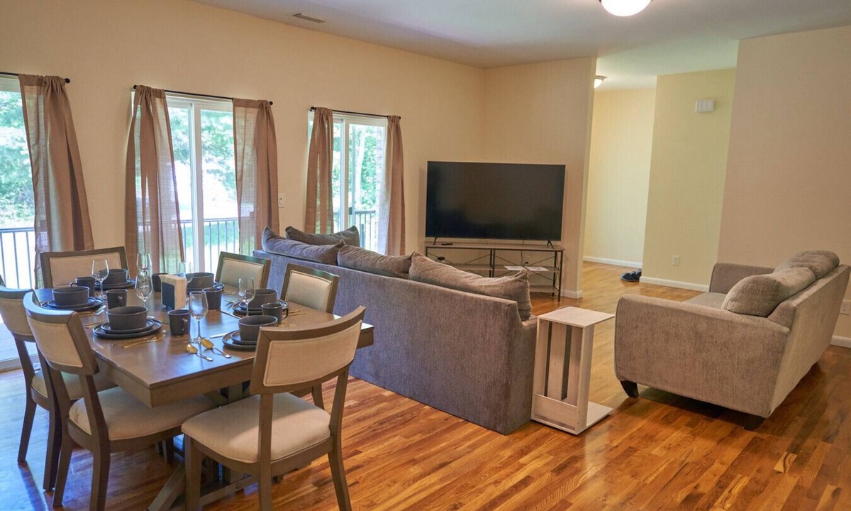 Beemerville House | Cozy Huguenot Hideaway