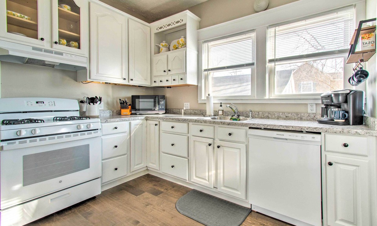 Menard County House | Cozy Illinois Home - Near Fishing & Golfing!