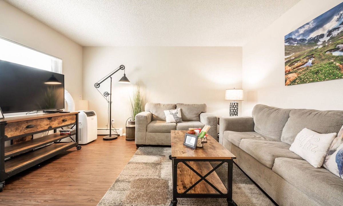 Rockrimmon Condo | ❤Cozy in the Springs! 2 BR, Kitchen. 5 Guests!❤