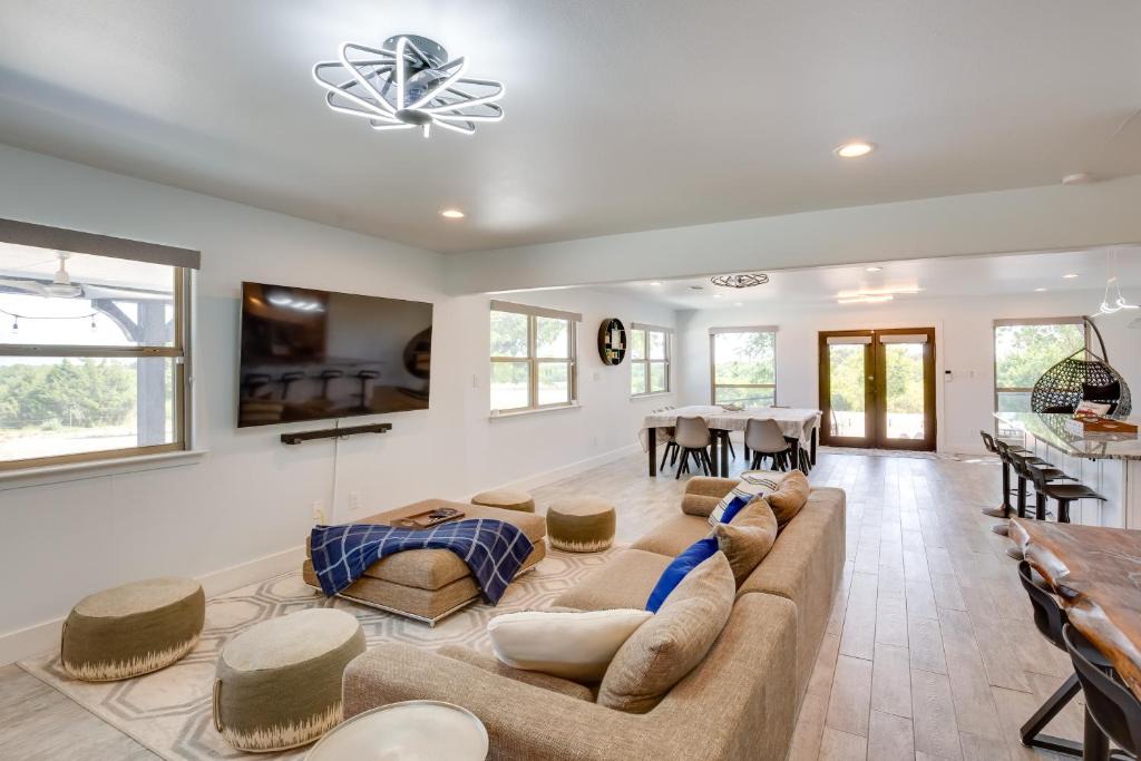 Weston House | Cozy Interior + Lake View: McKinney Ranch Home!