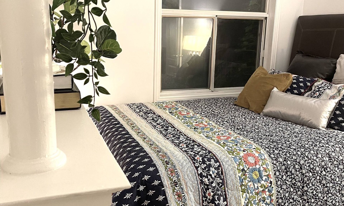 Cabbagetown South Apartment | Cozy & Inviting 2 bed suite by Distillery District