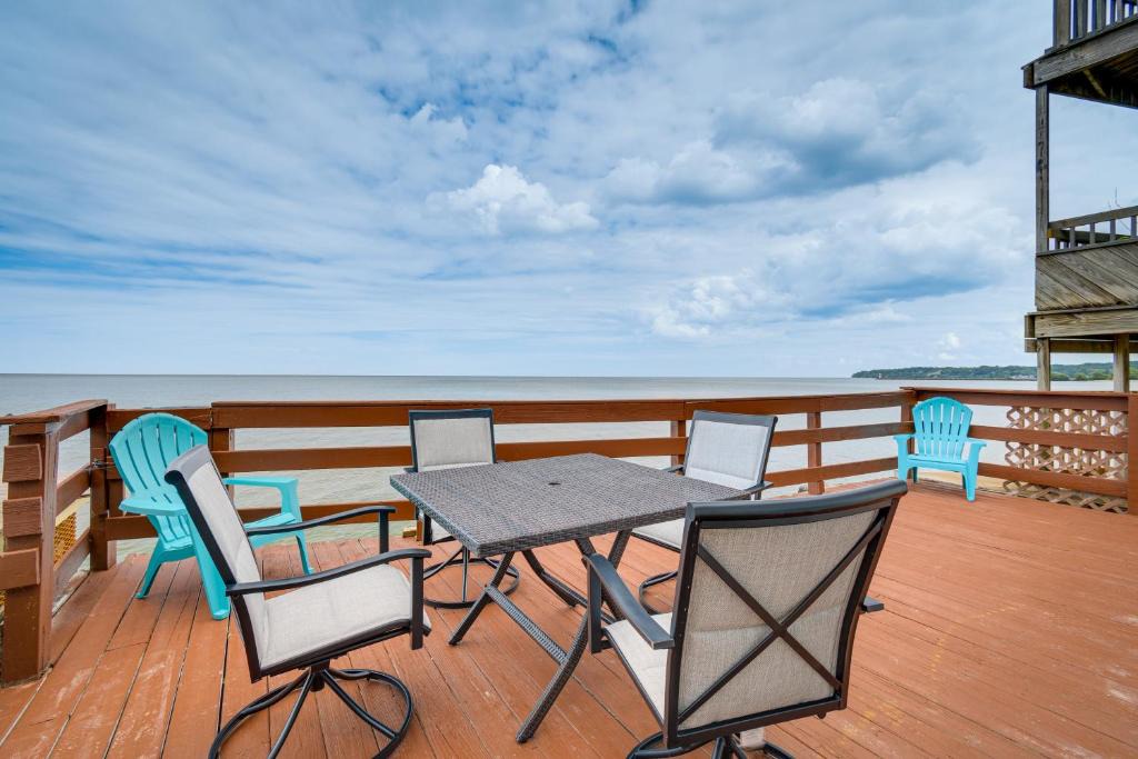 East Irondequoit House | Cozy Irondequoit Home on Lake Ontario!