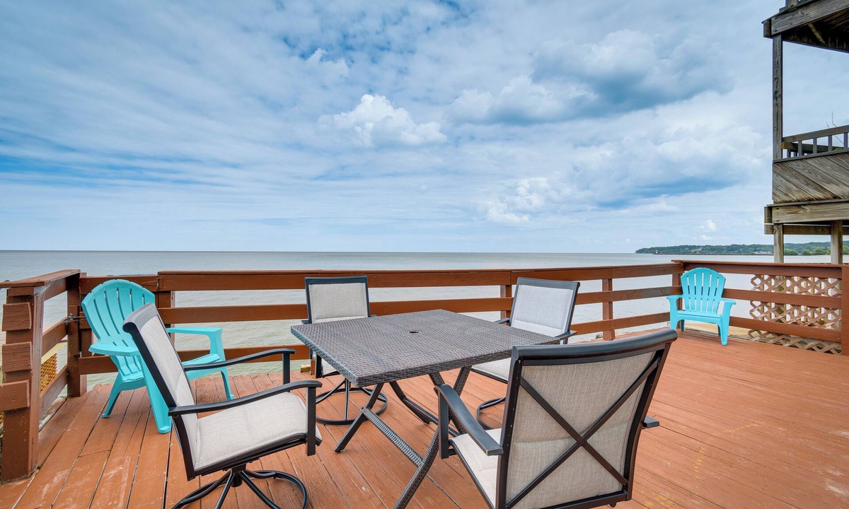 East Irondequoit House | Cozy Irondequoit Home on Lake Ontario!