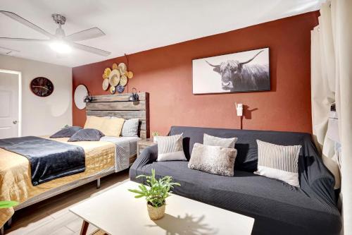 Bryant Apartment | Cozy King Bed Studio - Affordable Fresh Cozy
