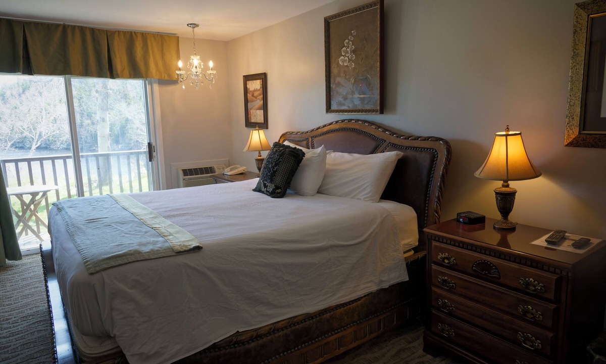 Liscomb Hotel | Cozy King Room with Private Balcony in Main Lodge