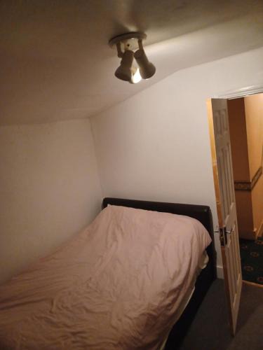 Lewisham House | Cozy King Room with Shared Kitchen & Bathroom