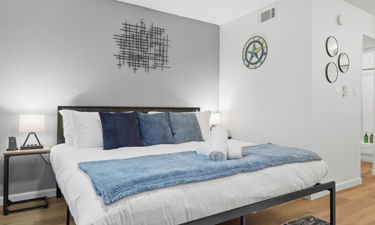 Hyde Park Apartment | Cozy King Studio-Fully Equipped/Perfect for 30+ Day Stays-Close to Downtown