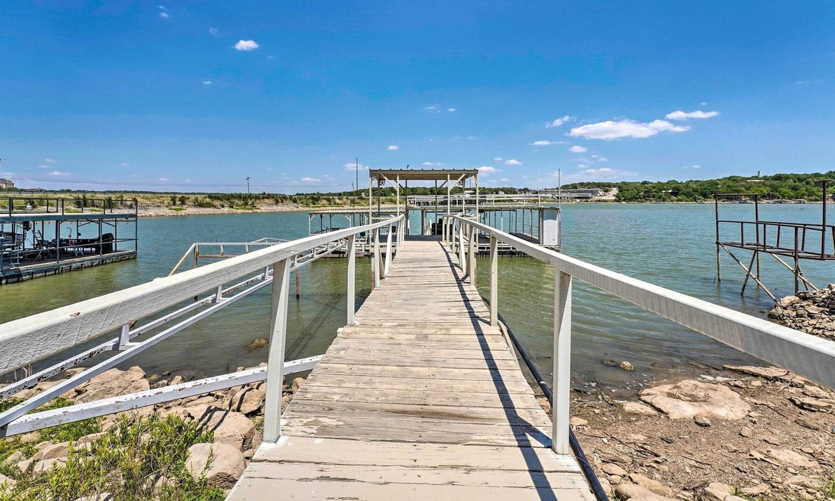 Brownwood House | Cozy Lake Brownwood Home w/ Boat Dock & Deck!