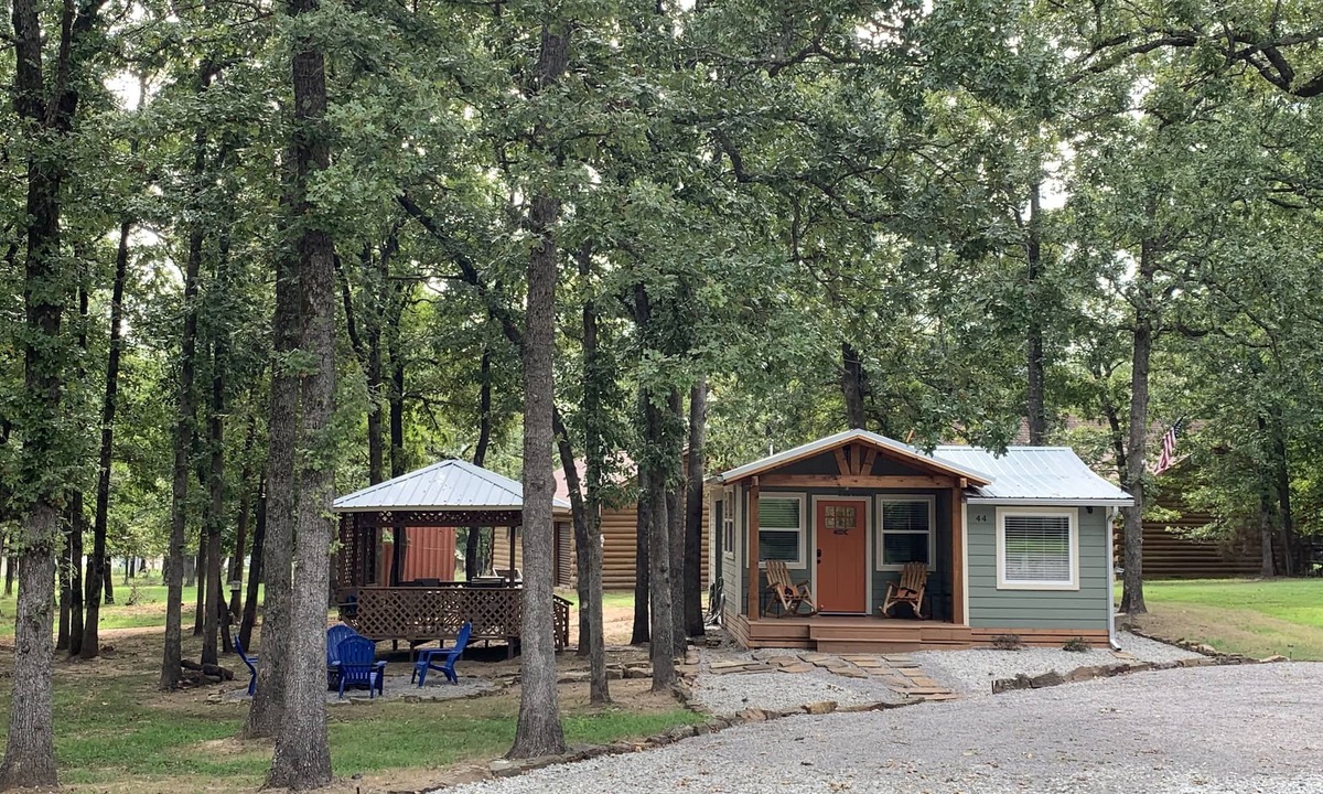 Canadian Cabin | Cozy lake cabin - fire pit, near beach, hiking, golf & disc golf!
