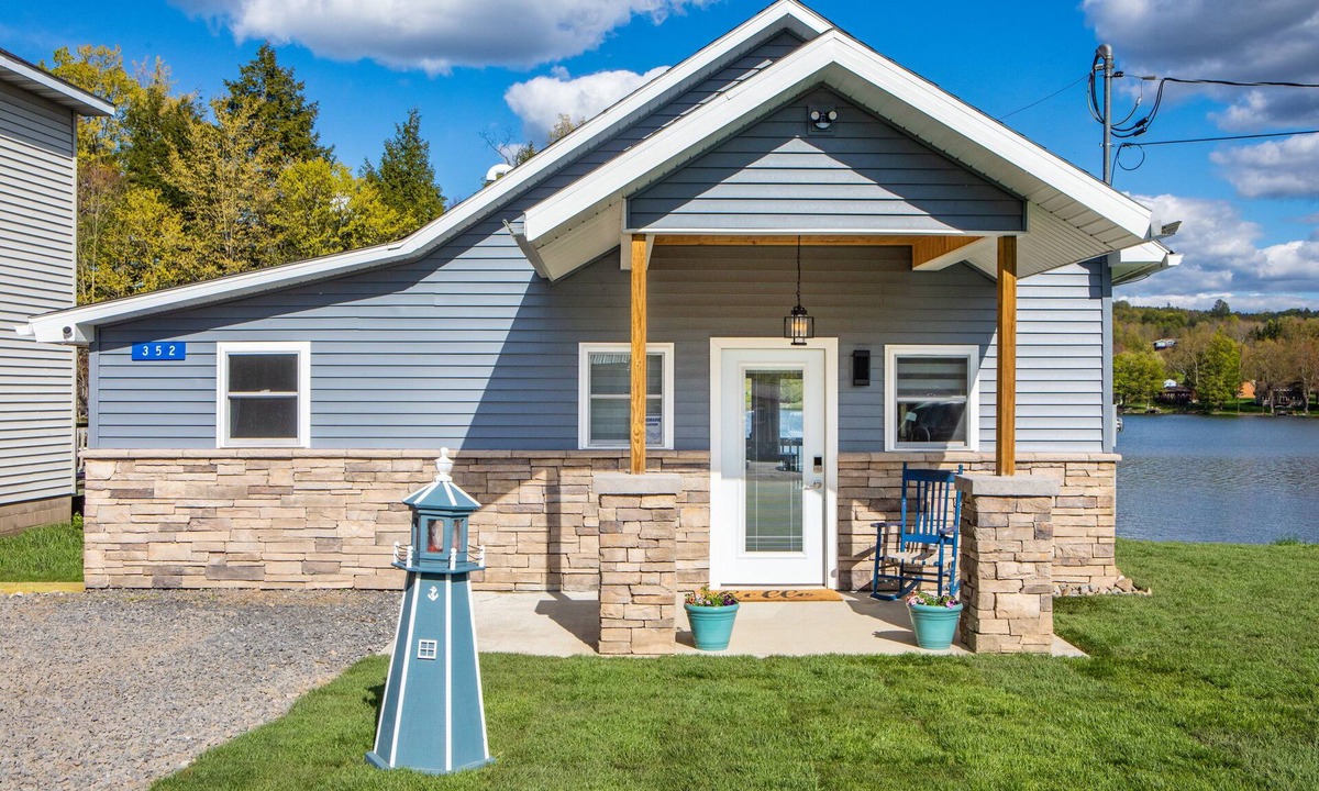 Hamilton House | Cozy Lake Cabin · Swim Platform · 5 min Colgate, Lake Moraine Home #2 Near Colgate University