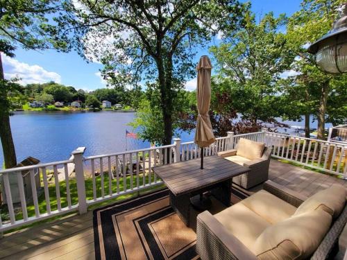 Charlton Apartment | Cozy Lake Cottage