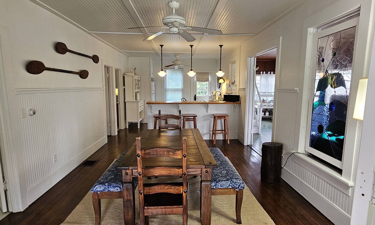 Syracuse Cottage | Cozy Lake cottage