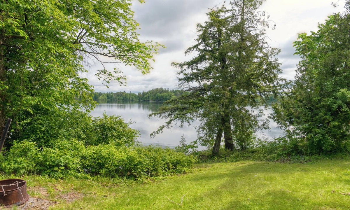 Frontenac Cabin | Cozy Lake Escape: 2-Bed with Bunk, Sleeps 4, Full Kitchen & AC