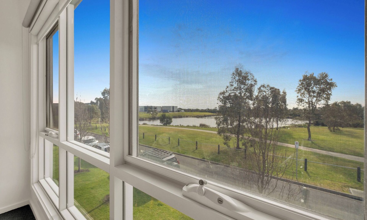 Cranbourne West Apartment | Cozy lake front apartment