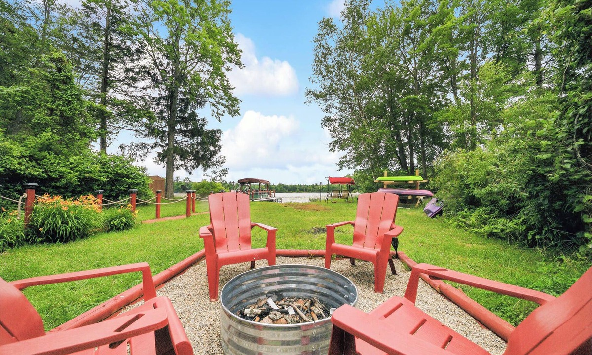Baldwin Cottage | Cozy lake front cottage in Baldwin, MI with hot tub!