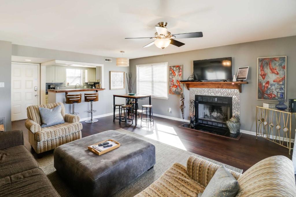 Lake Hamilton Apartment | Cozy Lake Hamilton Condo with Balcony and Pool Access!