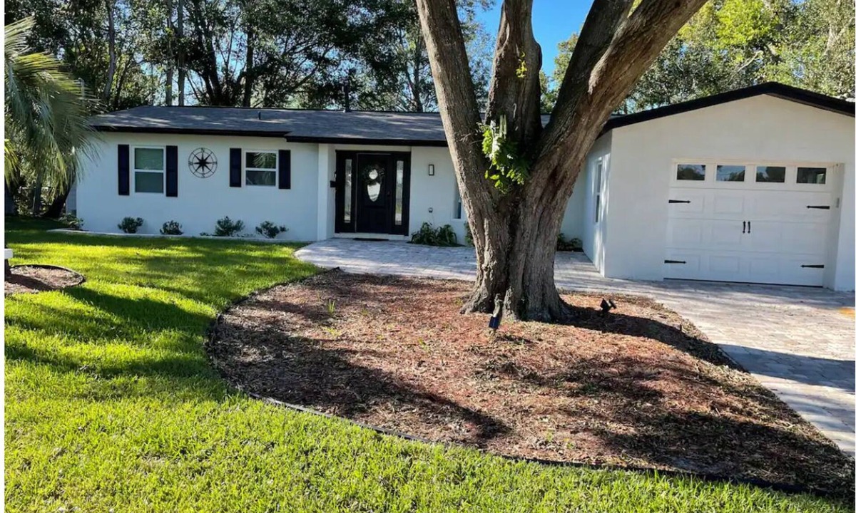 Deltona Lakes House | Cozy Lake house & fire pit!