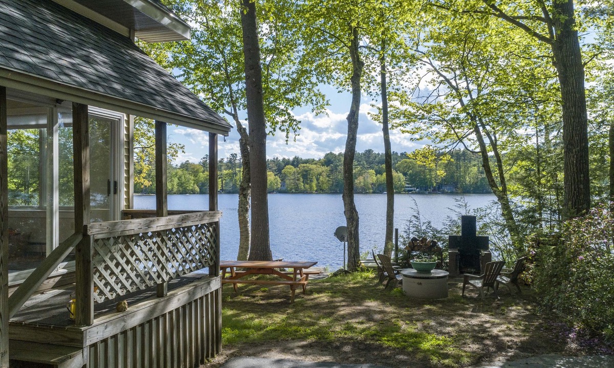 South Oxford Cottage | Cozy lake house with private beach