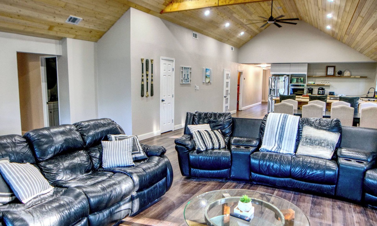 Gordonville Villa | Cozy lake side villa for family getaway. Pet-friendly