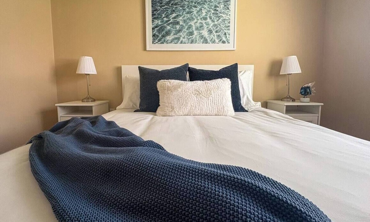 Innisfil House | Cozy Lake Simcoe Waterfront Escape for 10