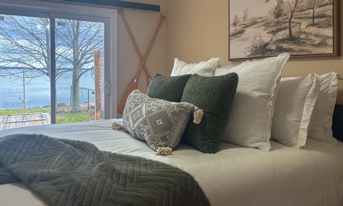 Innisfil House | Cozy Lake Simcoe Waterfront Escape for 10