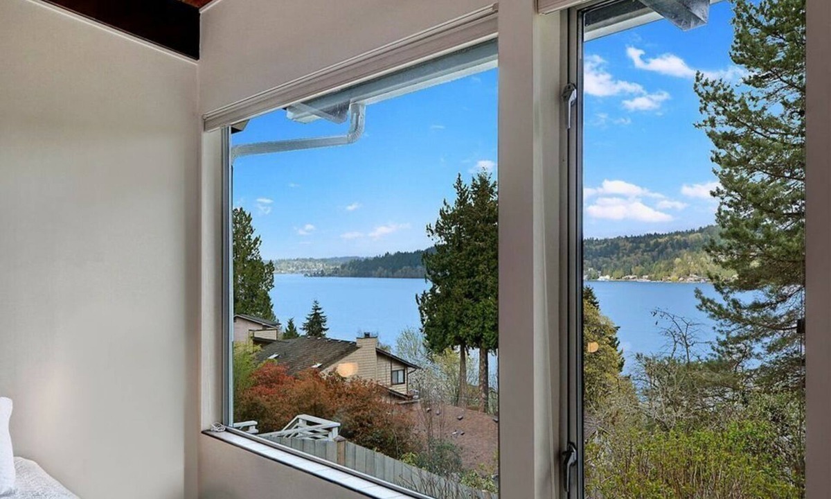 Matthews Beach House | Cozy Lake View Retreat